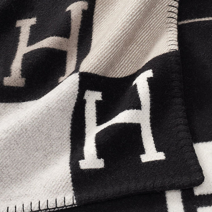 Indulge in an ultra-soft & warm wool cashmere throw blanket (140x170 cm), perfect for winter comfort.