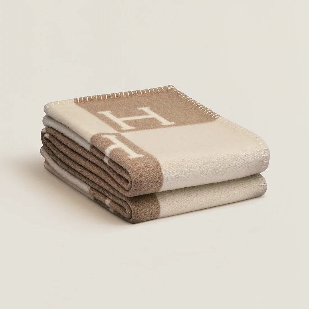 Elegant 140x170 cm cashmere wool throw blanket, provides ultimate softness & warmth.