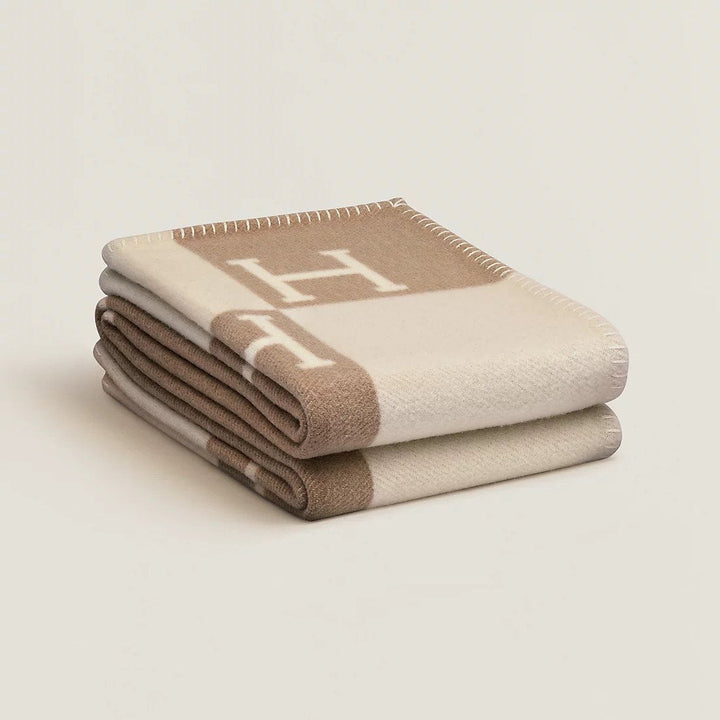 Elegant 140x170 cm cashmere wool throw blanket, provides ultimate softness & warmth.