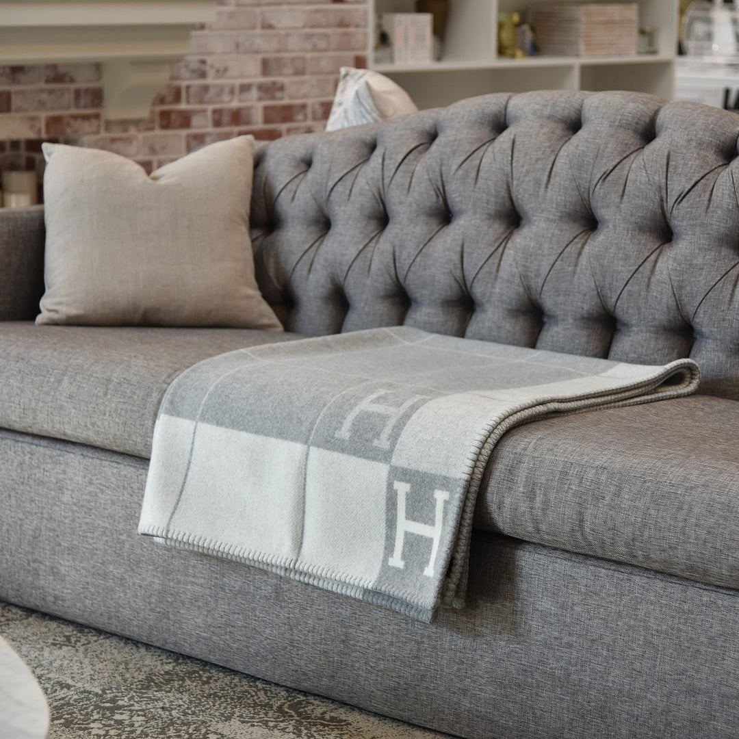 Deluxe 140x170 cm wool cashmere blanket, offering exceptional softness and elegant style.