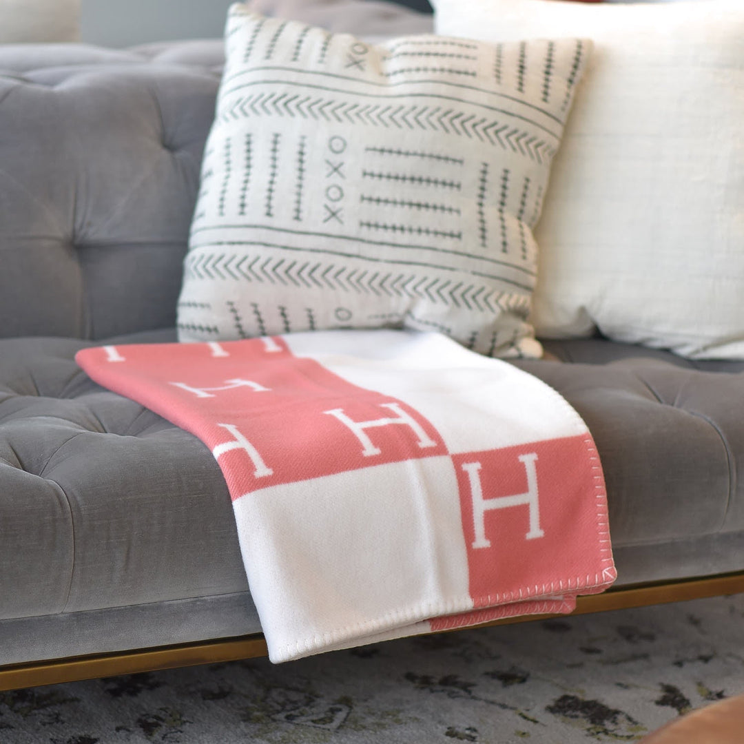 Luxury cashmere wool throw blanket, 140x170 cm, provides superior warmth & comfort.