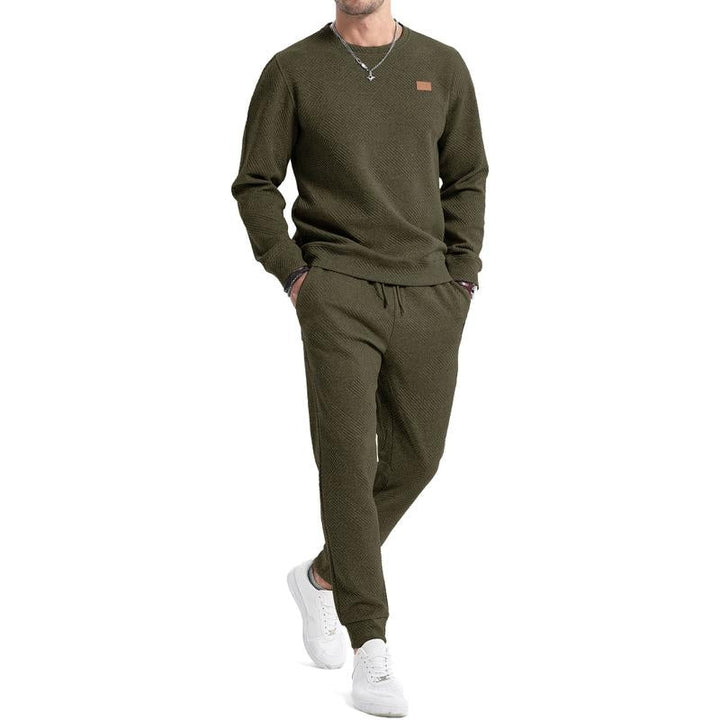 Modern men's tracksuit outfit: a sleek active top and joggers with drawstring, perfect for contemporary style.