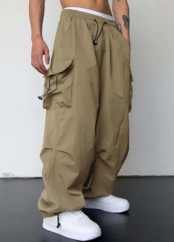 Men's baggy wide-leg cargo pants in black, featuring multiple utility pockets for a modern streetwear look.
