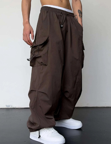 Casual men's wide-leg cargo pants with a baggy fit, ideal for streetwear fashion and ultimate comfortable, modern style.