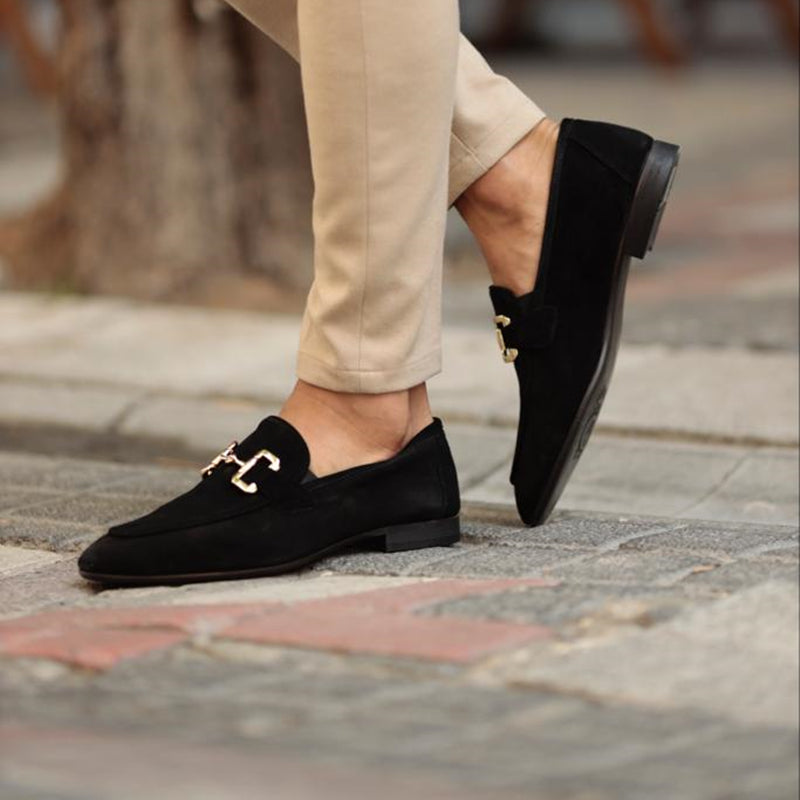 Comfortable men's slip-on loafers featuring a stylish metal accent, ideal for versatile summer wear.