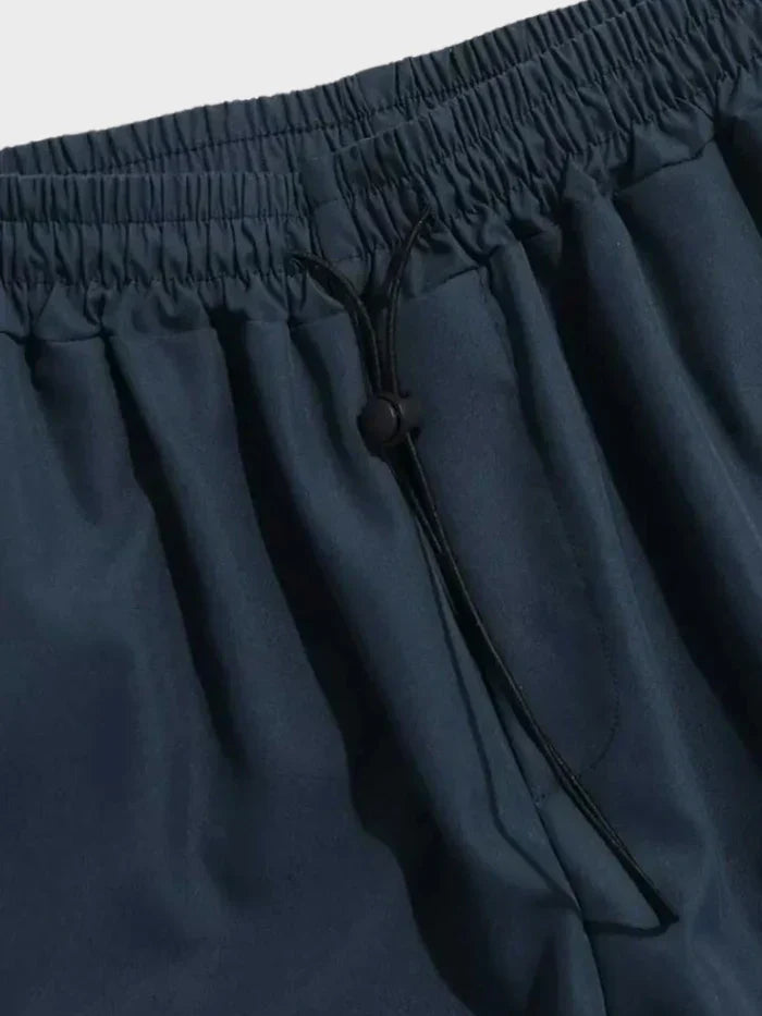 Casual men's wide leg cargo pants in dark fabric, perfect for spring fashion and comfort