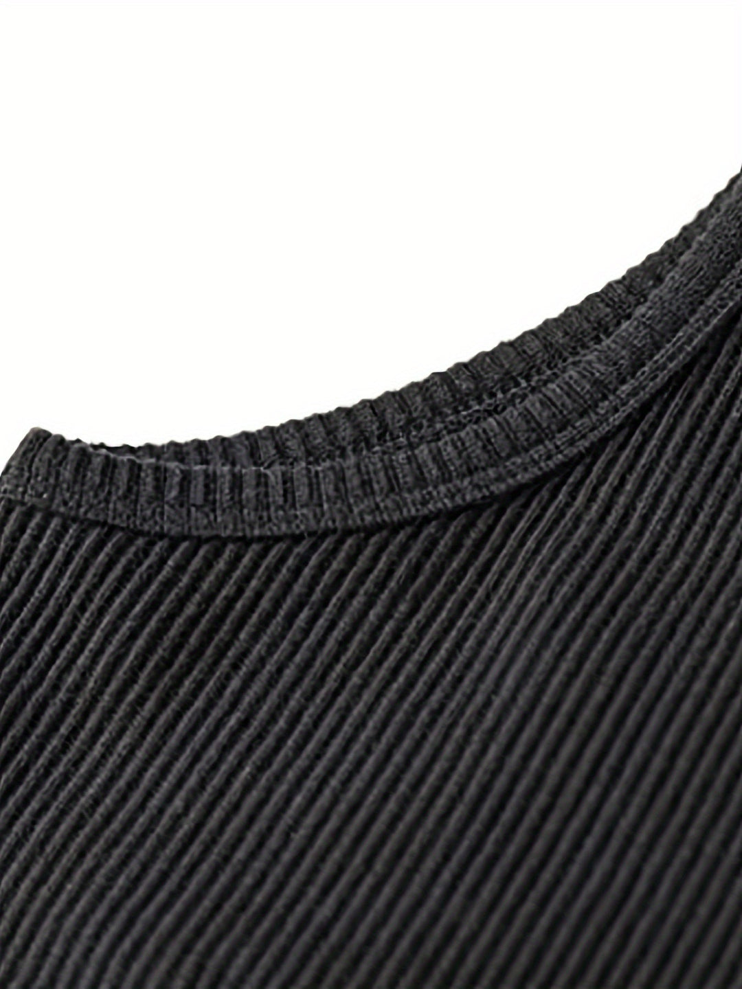 Versatile men's summer tank top, great for workouts, sports, or relaxed casual activewear.