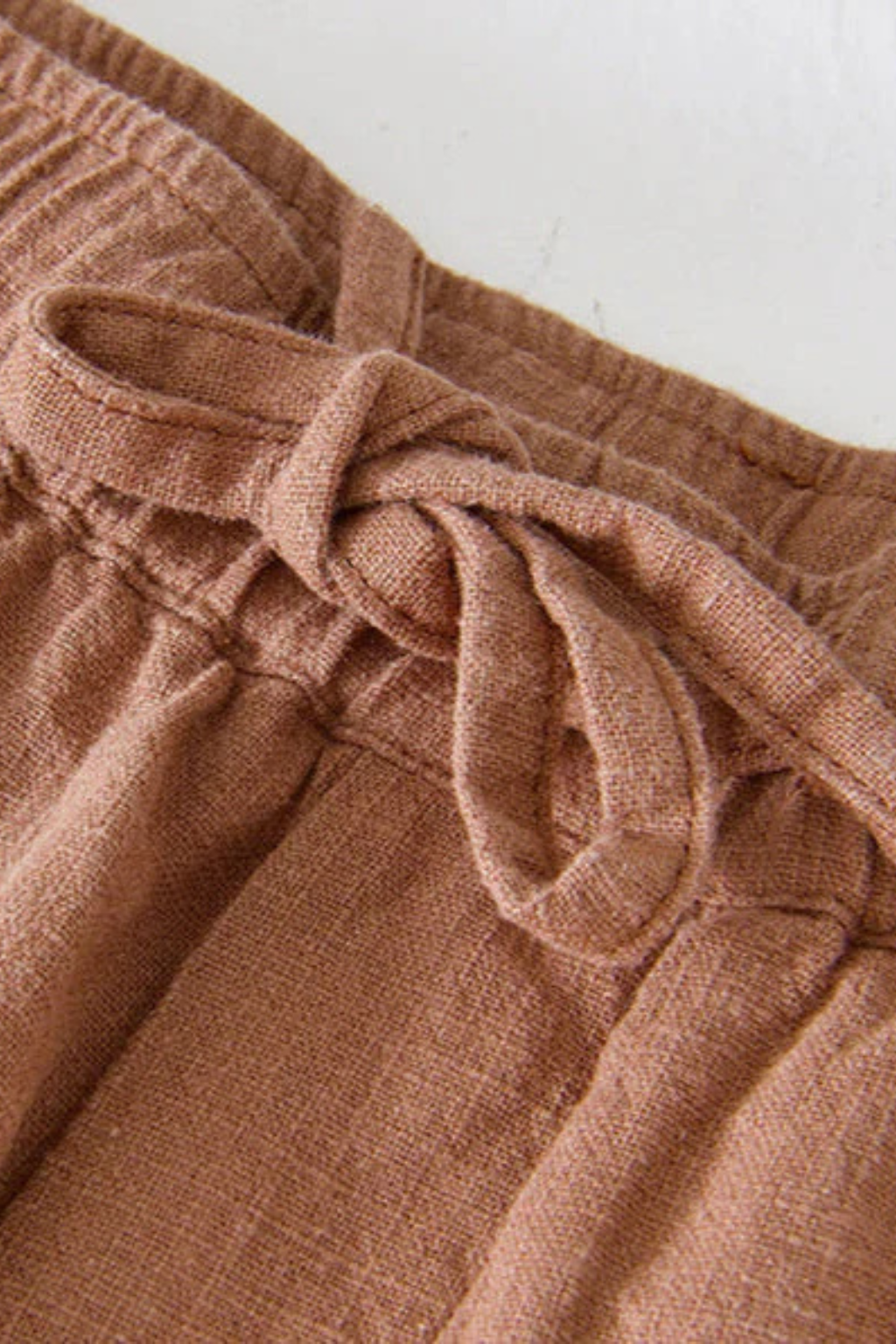 Essential men's summer shorts, knee-length, with elastic waist and drawstring for beach or casual wear.