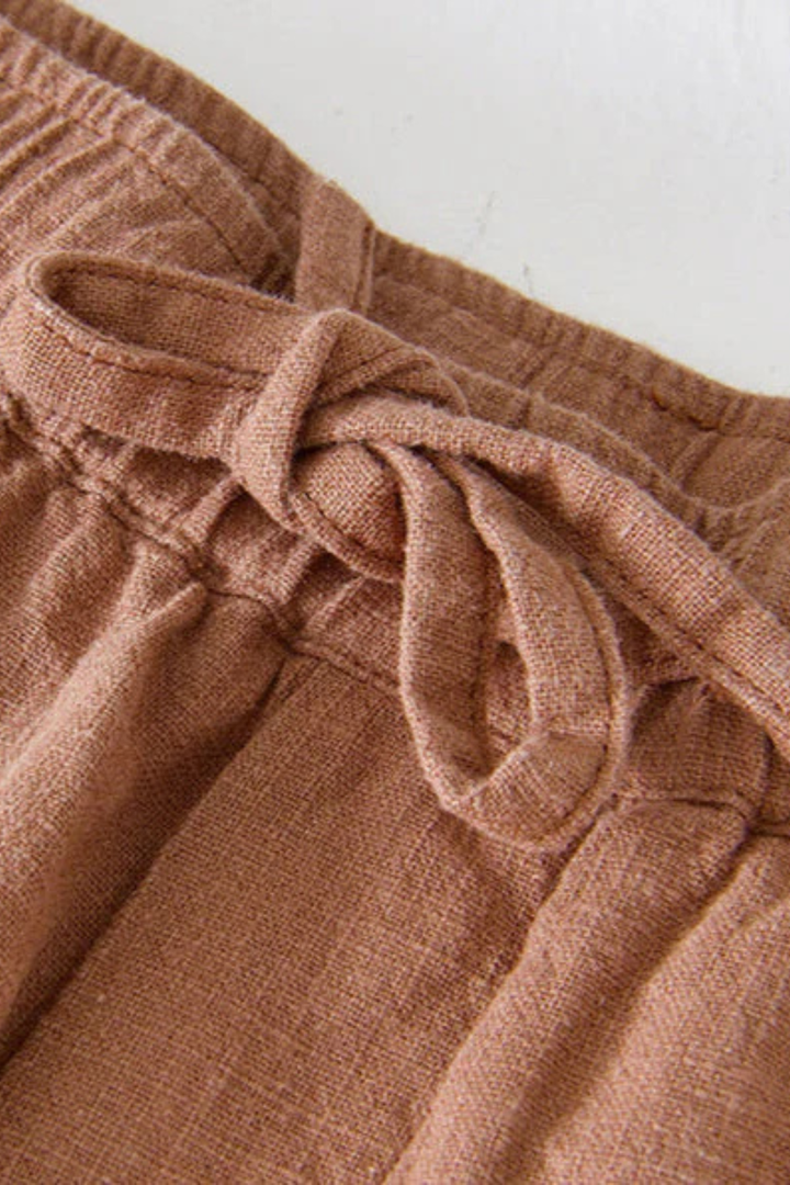 Essential men's summer shorts, knee-length, with elastic waist and drawstring for beach or casual wear.