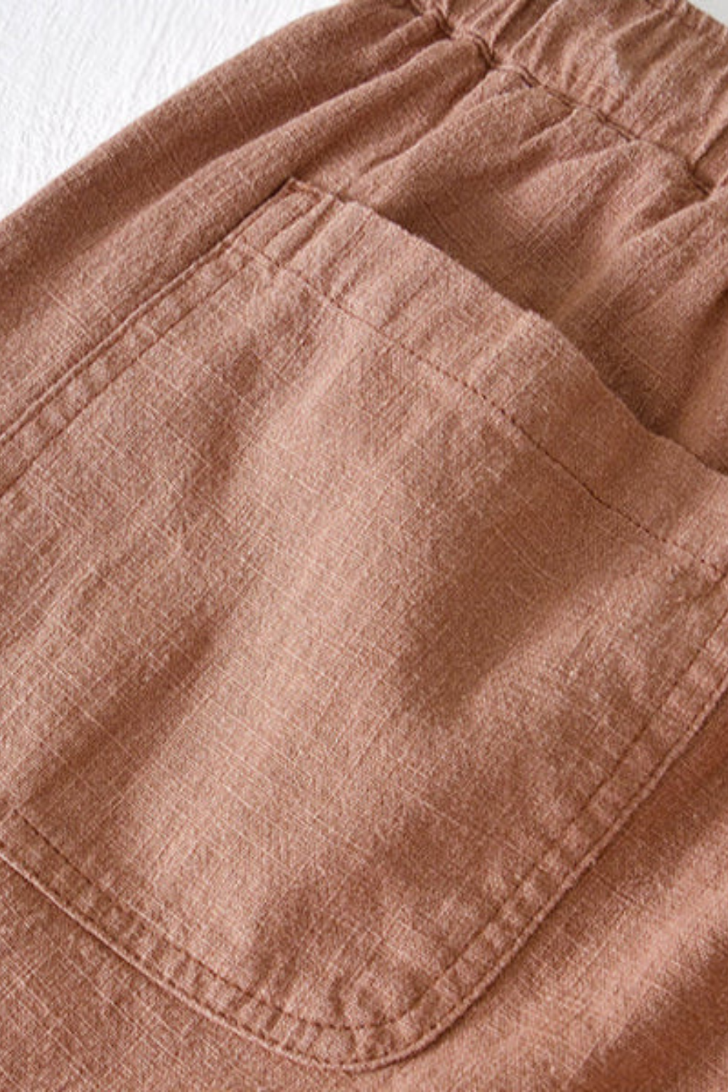Knee-length men's casual drawstring shorts, elastic waist, side pockets, relaxed fit for summer clothing.
