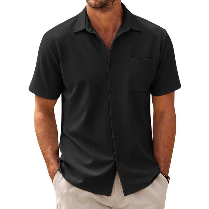 Relaxed fit men's summer shirt, solid color, short sleeve, with a chest pocket, ideal for casual wear.