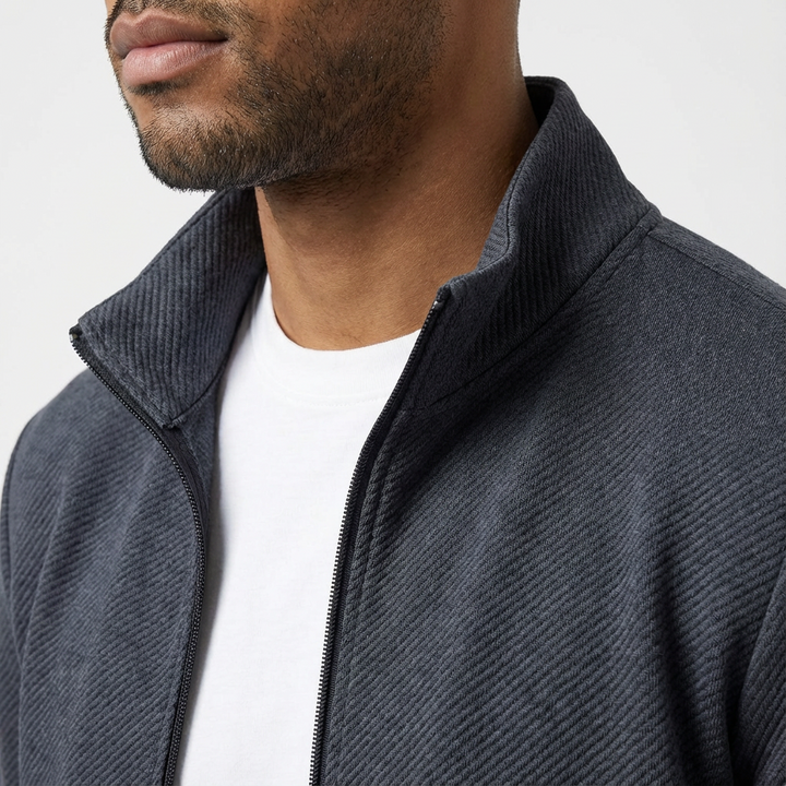 Casual men's athletic set: a comfortable zip jacket & joggers for everyday activities and sporty style.