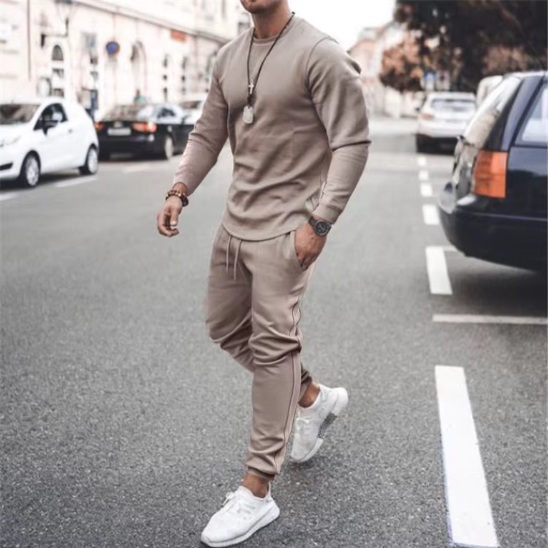 Versatile men's two-piece casual lounge set: a comfortable cotton tracksuit with pockets for daily wear.