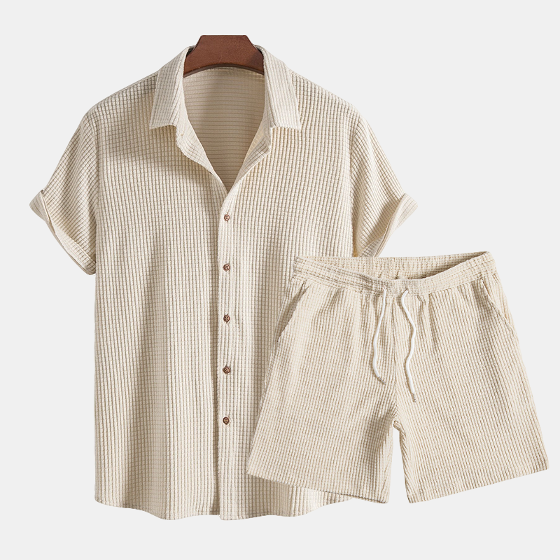Men's casual two-piece shirt & shorts set. Ideal summer outfit for a relaxed style.
