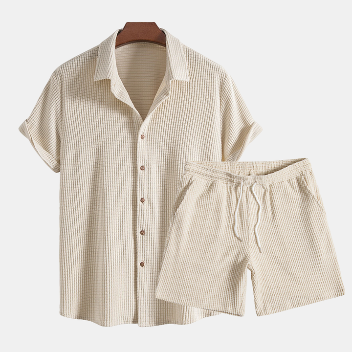 Men's casual two-piece shirt & shorts set. Ideal summer outfit for a relaxed style.