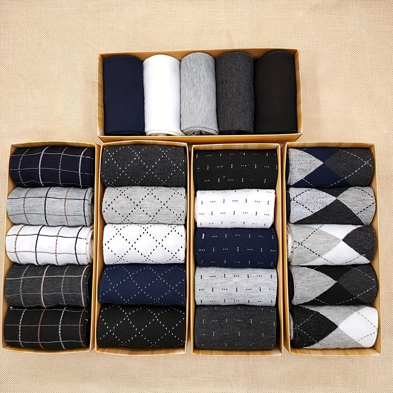 Men's checked socks, classic pattern, modern comfort. Stylish and versatile wardrobe essential.