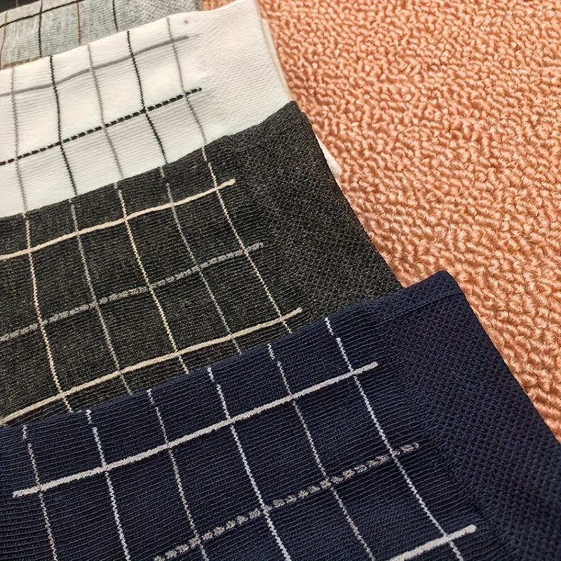 Sophisticated men's checked socks. Classic pattern provides stylish look and modern comfort.