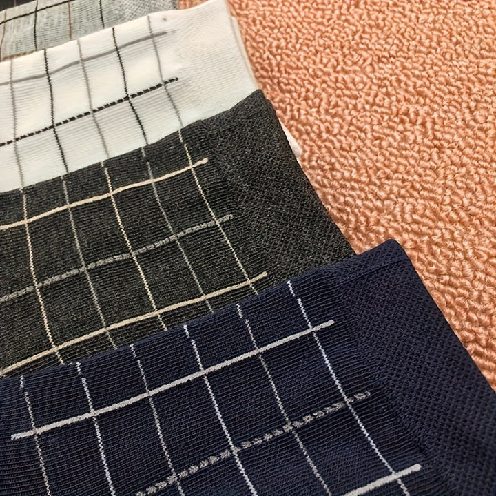 Sophisticated men's checked socks. Classic pattern provides stylish look and modern comfort.