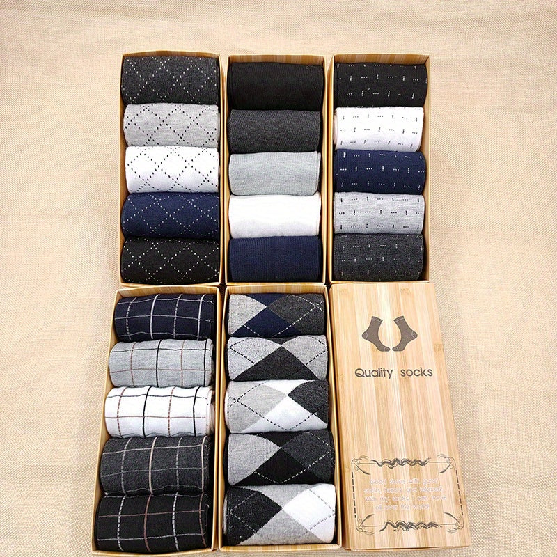 Comfortable men's checked socks, a wardrobe essential. Modern comfort for daily wear.