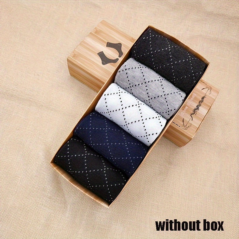 Casual men's checked socks for everyday style. Comfortable, one-size fit. A modern wardrobe essential.