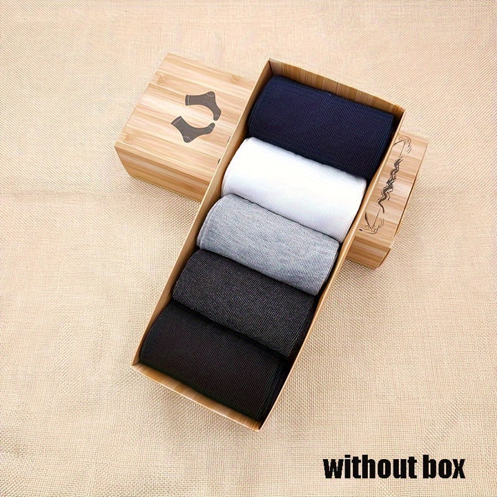 Versatile men's checked socks, suitable as both dress and casual. Stylish, comfortable, essential.