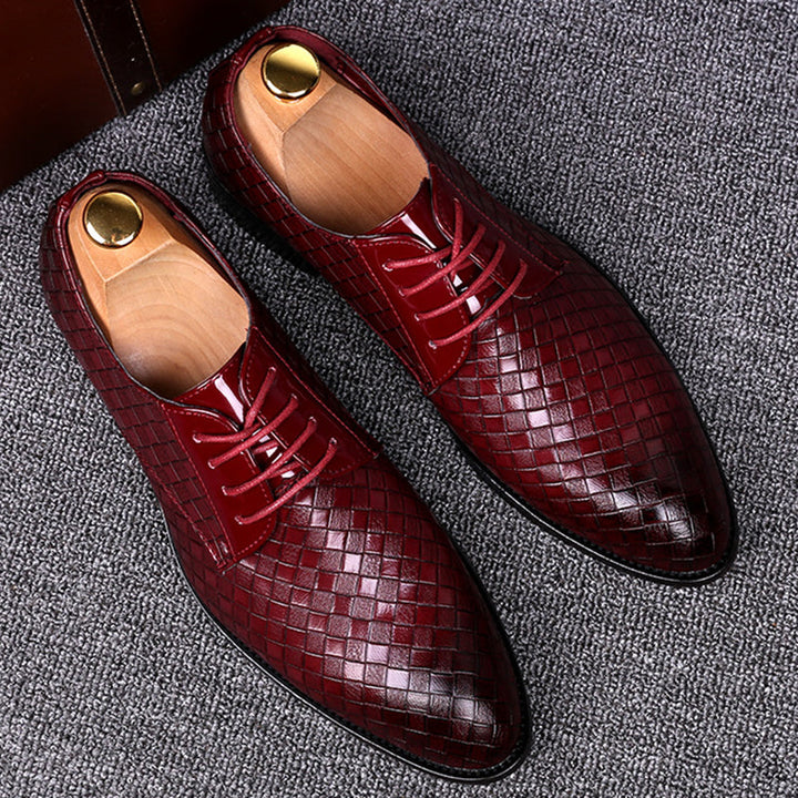 Elegant men's lace-up footwear blending formal & casual style. Classic dress shoes for versatile office & smart wear.