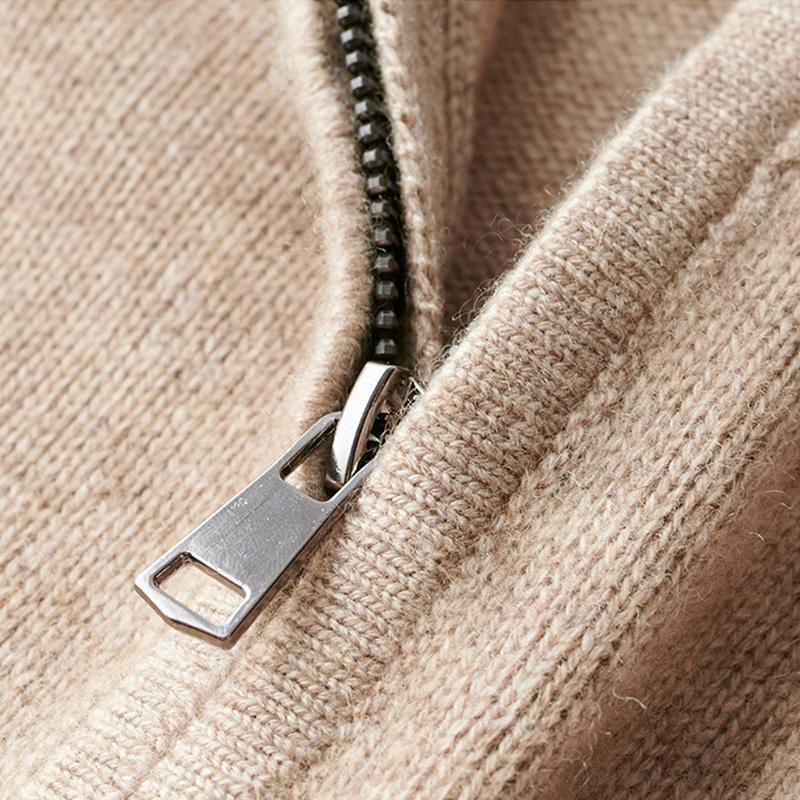 Relaxed fit men's long-sleeve quarter-zip jumper, offering ultimate comfort for casual and everyday outfits.