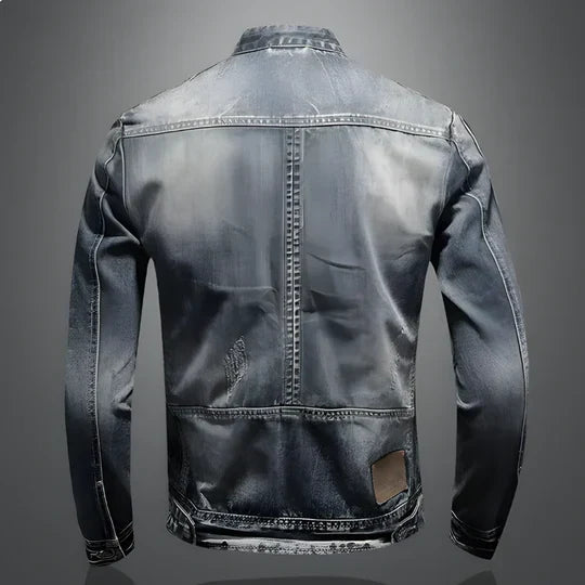 Stylish men's retro denim jacket in a classic wash, versatile for spring/fall fashion. Comfortable casual outerwear.