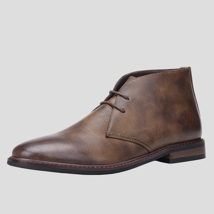 Lace-up men's desert boots in a vintage classic style, ideal for smart casual autumn outfits.