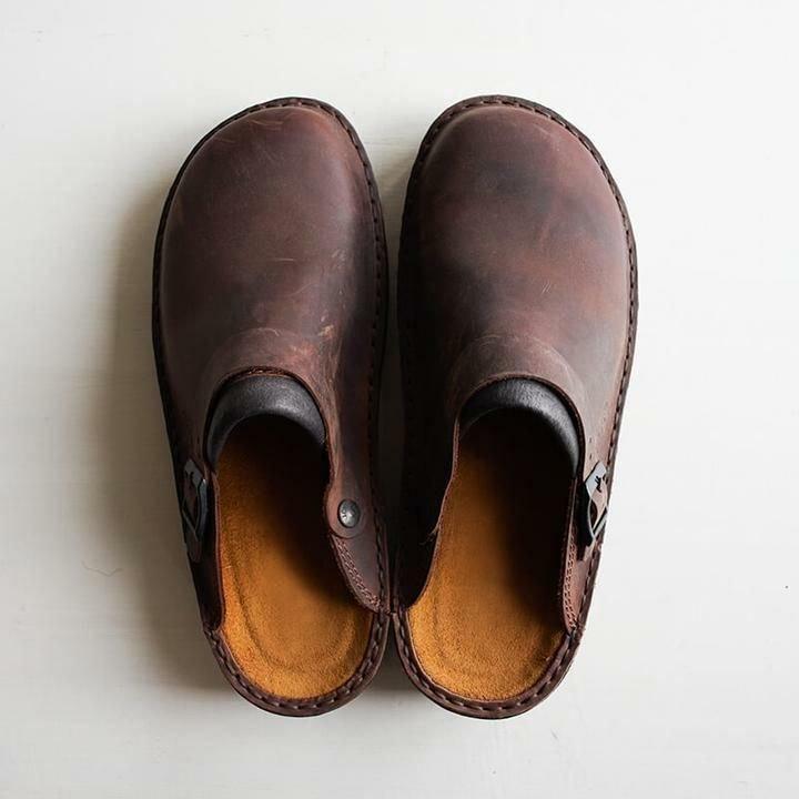 Men's casual footwear: supportive and comfortable slippers for relaxed daily indoor & outdoor activities.