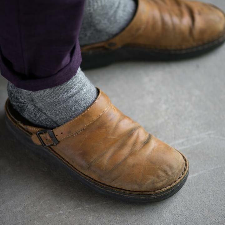 Soft men's indoor outdoor slippers, ensuring maximum comfort and support for everyday relaxed wear.