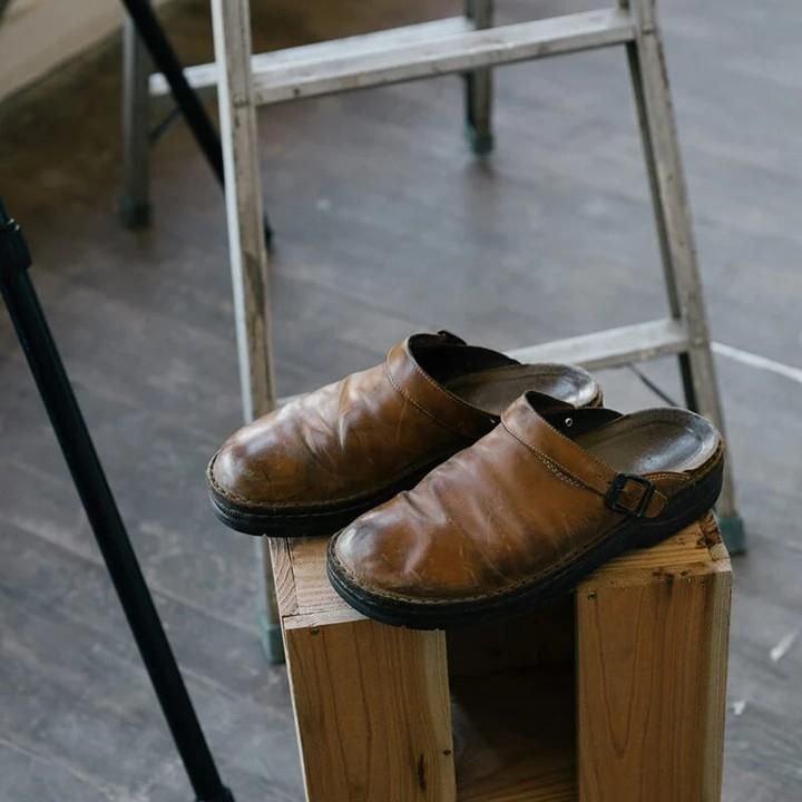 Practical men's support slippers, ideal for all-day comfort during casual indoor or outdoor daily use.