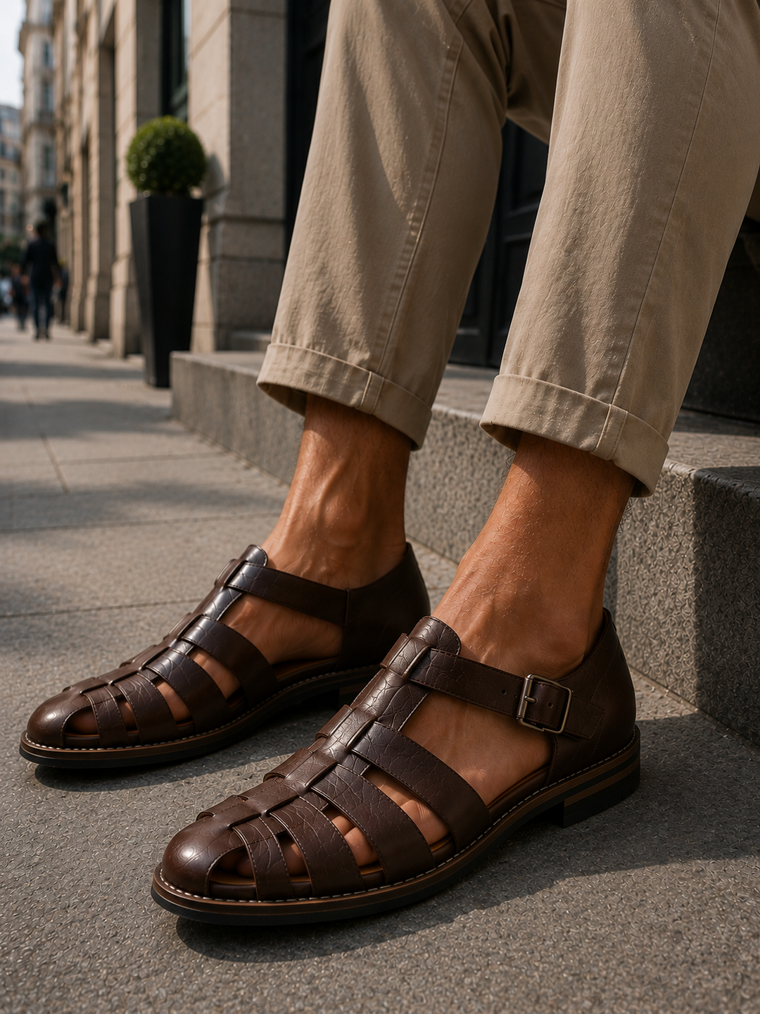 Versatile men's flat closed-toe fisherman sandals, great for casual walking and summer outdoor comfort.