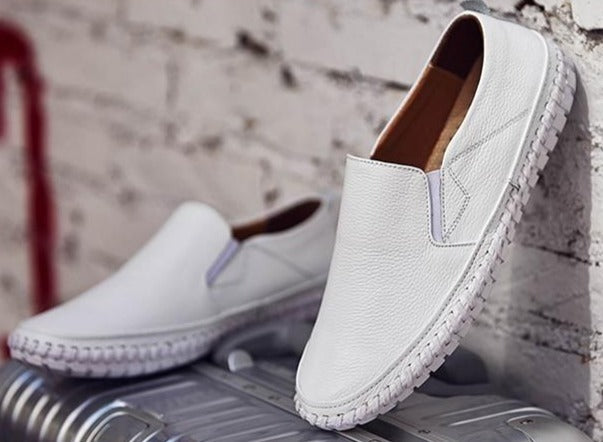 Comfortable men's slip-on leisure shoes with flexible sole, perfect for daily walking.