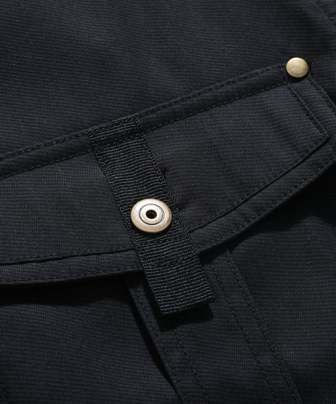 Men's insulated jacket, designed for maximum warmth & protection in various outdoor settings.
