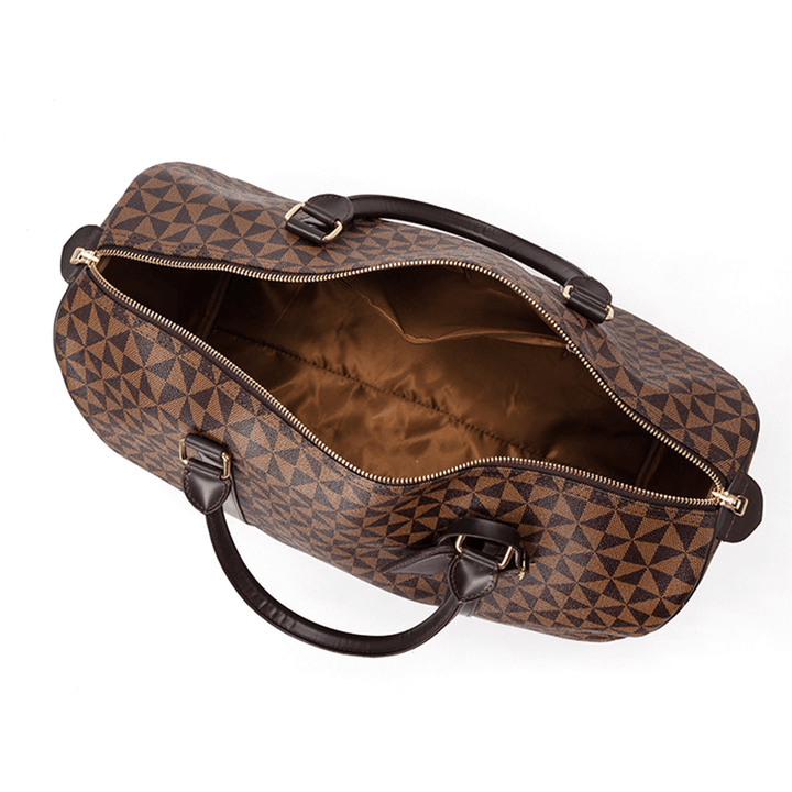 Stylish faux leather men's duffel bag, an elegant accessory for travel and organized trips.
