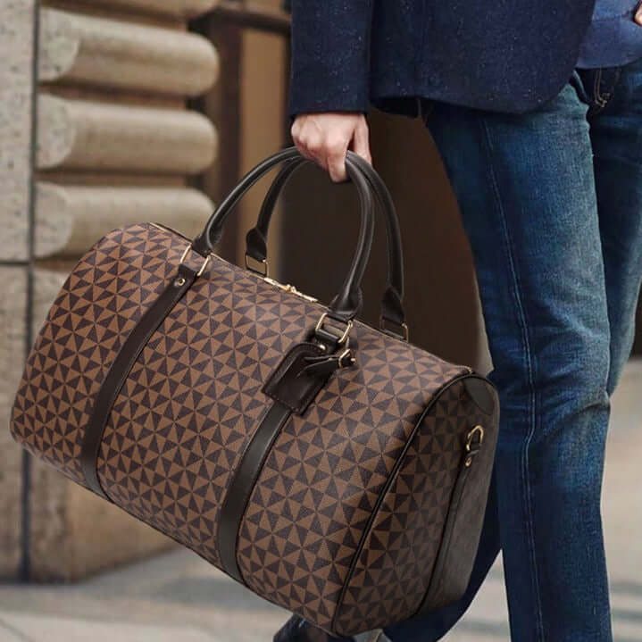 Organized men's travel duffel bag, a spacious weekend bag for stylish and efficient journeys.