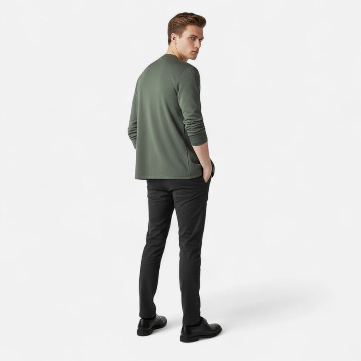 Sophisticated men's long-sleeve cardigan cloak, an elegant layering piece for autumn fashion.