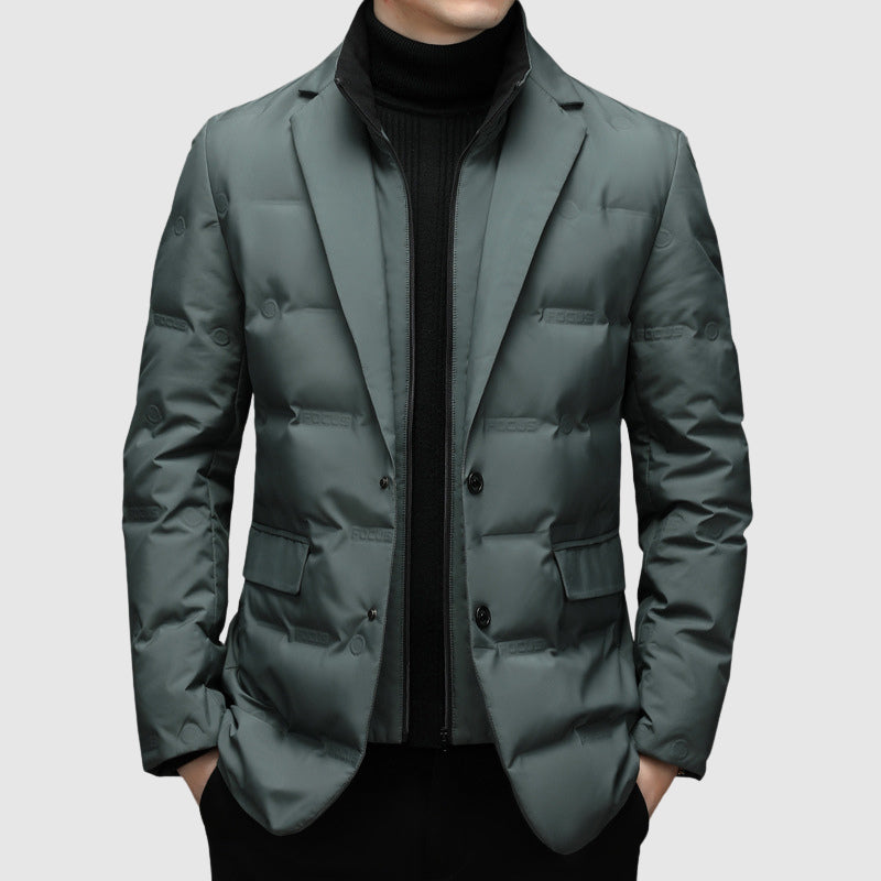 Warm insulated men's padded jacket, perfect for casual outdoor wear. Elegant design, ready for cold weather.