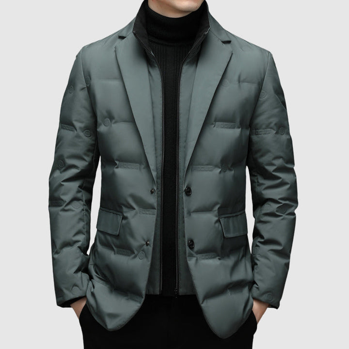 Warm insulated men's padded jacket, perfect for casual outdoor wear. Elegant design, ready for cold weather.