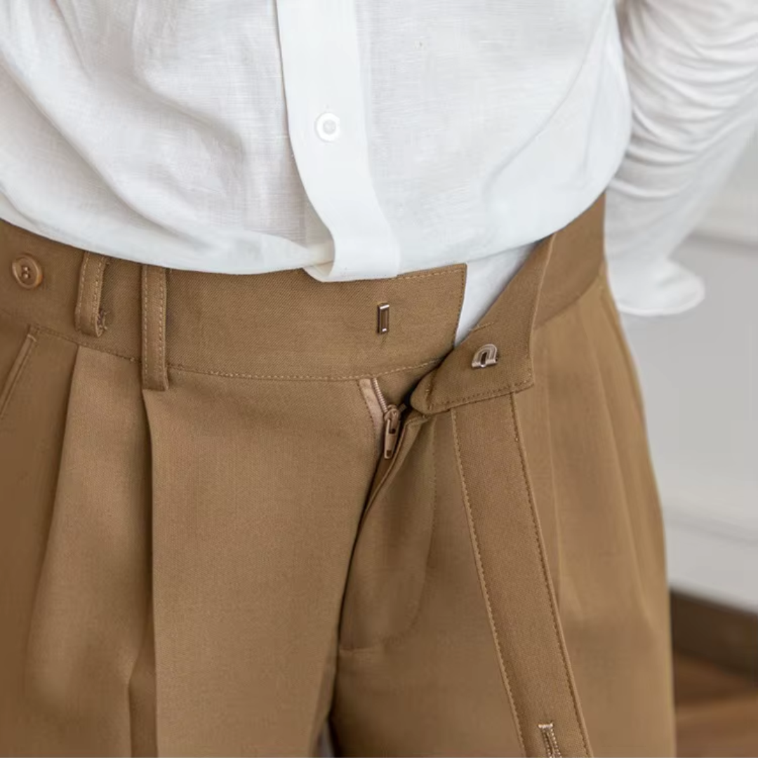 Classic camel men's pleated trousers, a sophisticated choice for modern men's fashion.