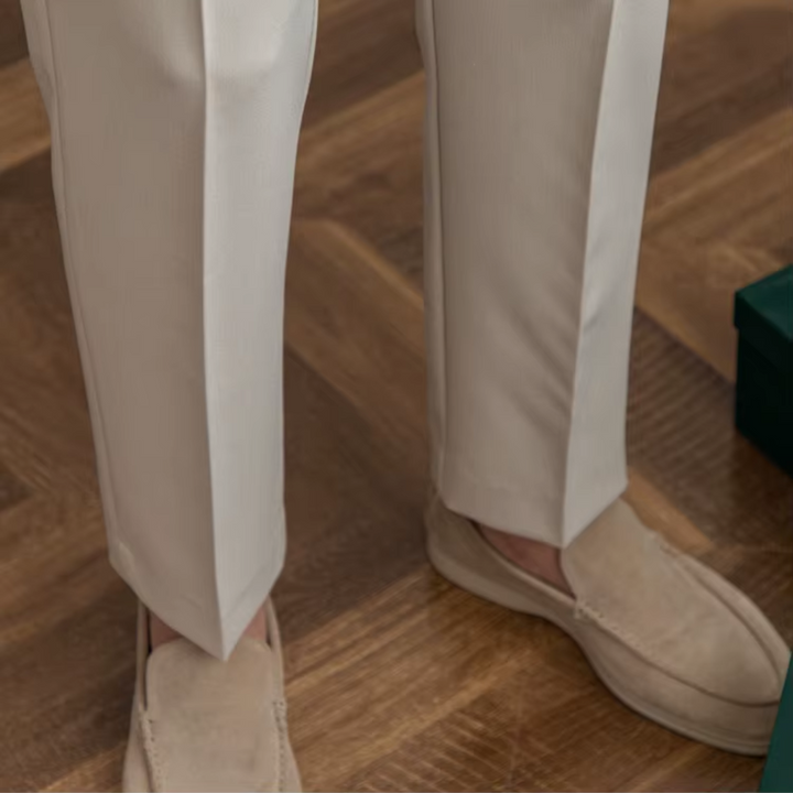 Business casual men's pleated pants in beige, tailored for a sophisticated and comfortable fit.