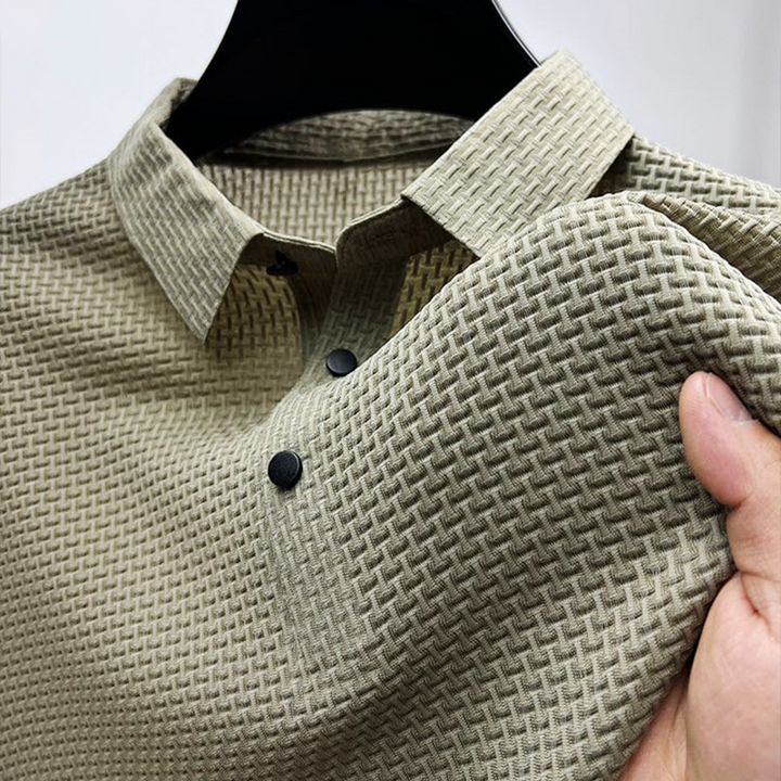 Men's elegant short-sleeve polo shirt in light fabric for summer comfort, perfect for smart casual wear.