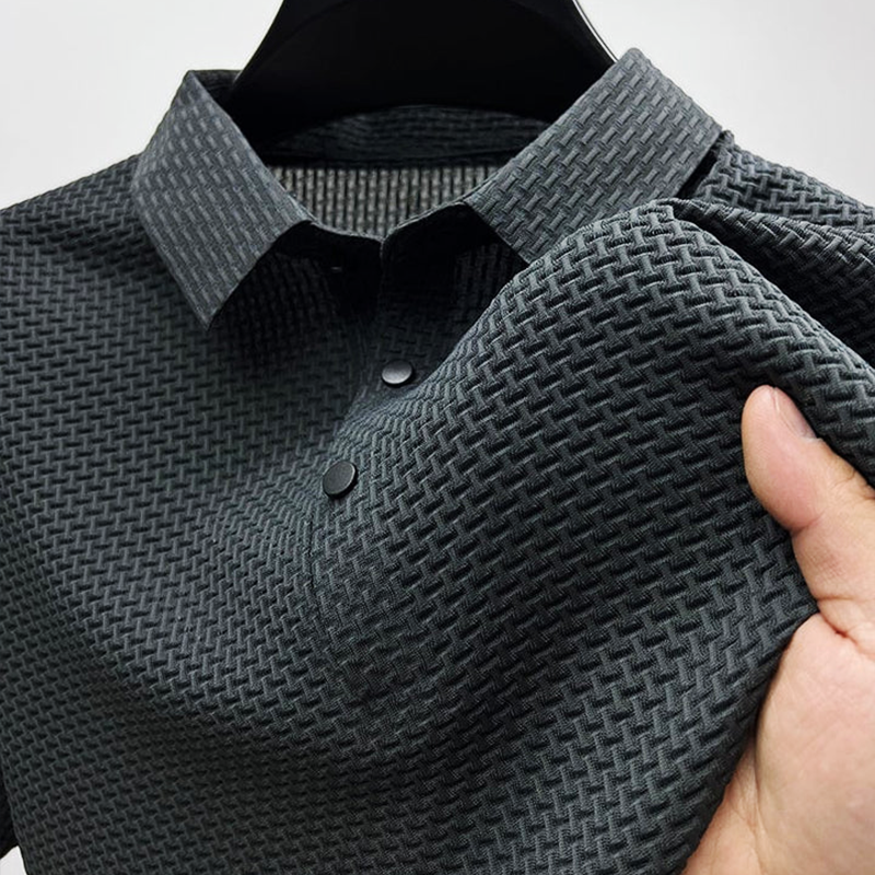 Comfortable men's summer polo shirt with a soft fabric, offering a blend of casual and elegant fashion.