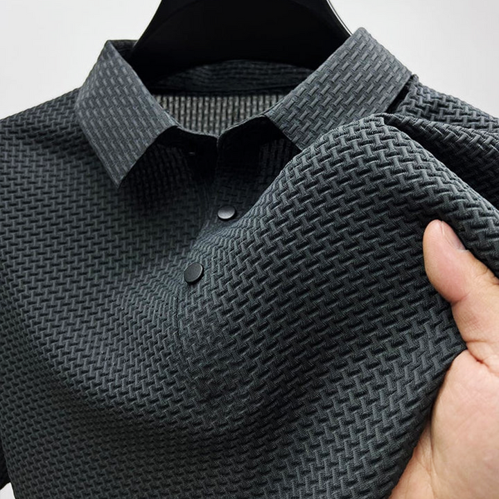 Comfortable men's summer polo shirt with a soft fabric, offering a blend of casual and elegant fashion.