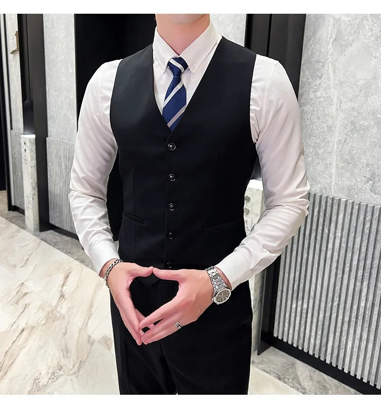 Men's formal three-piece suit with notch lapel. A versatile option for weddings and office wear.