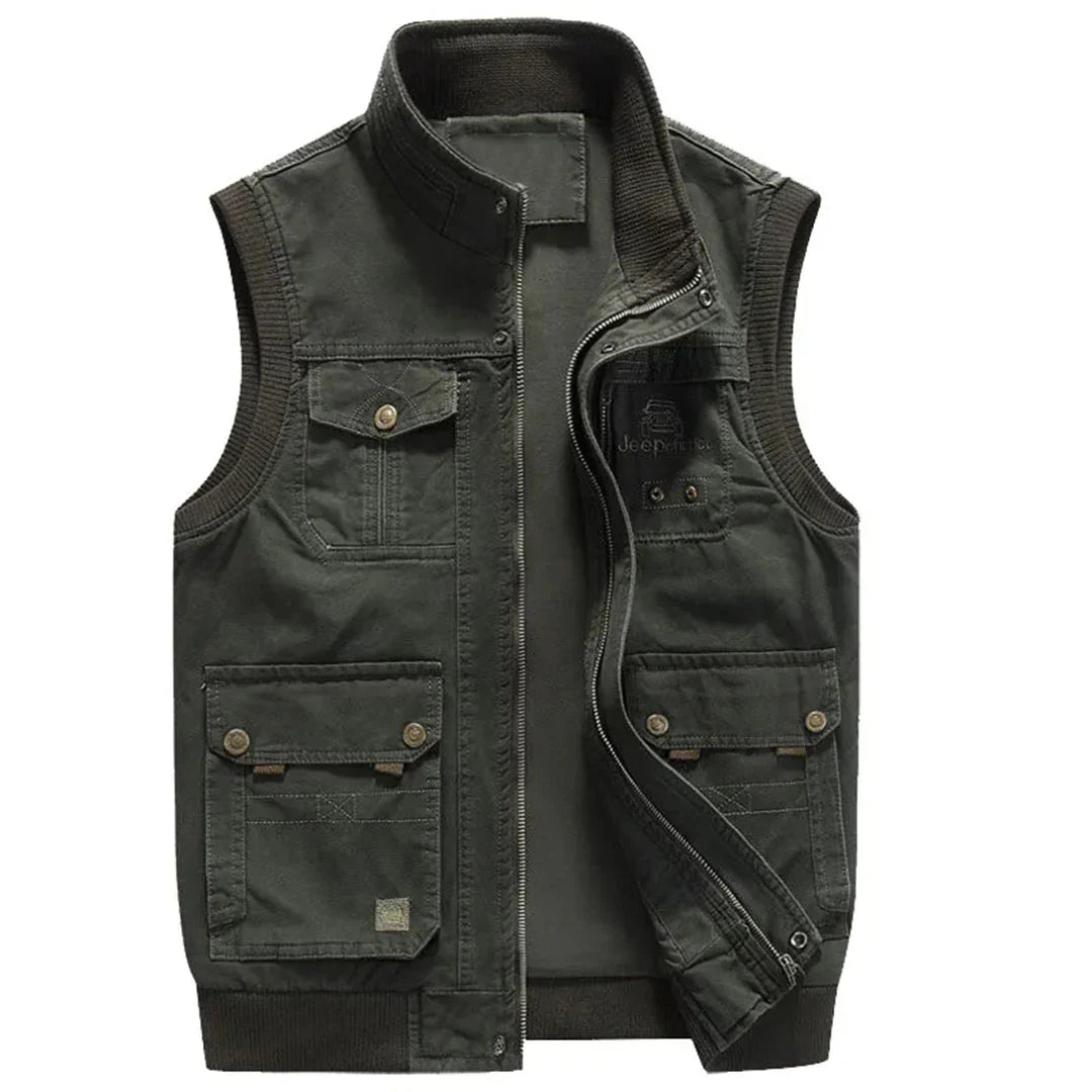 Stylish men's functional vest with multiple pockets, a practical autumn/spring sleeveless jacket for casual wear.