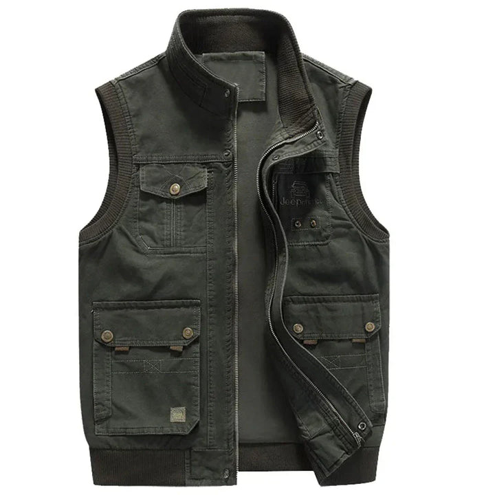 Stylish men's functional vest with multiple pockets, a practical autumn/spring sleeveless jacket for casual wear.