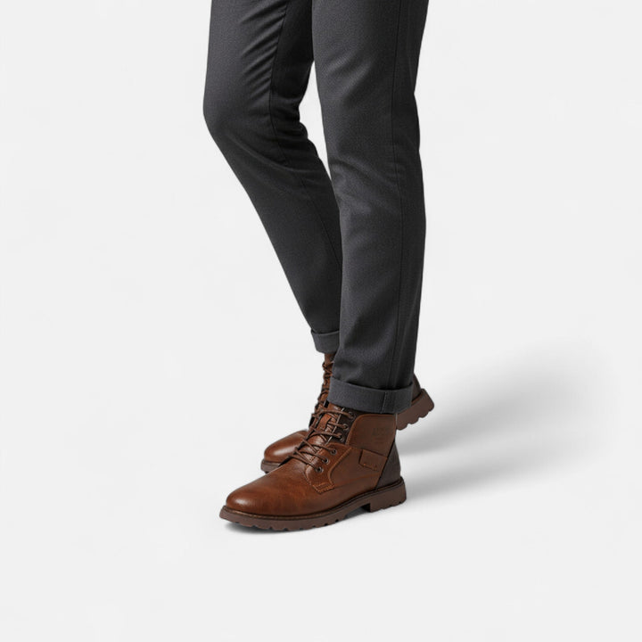 Durable men's heritage boots with premium leather upper & robust sole, offering long-lasting wear & style.