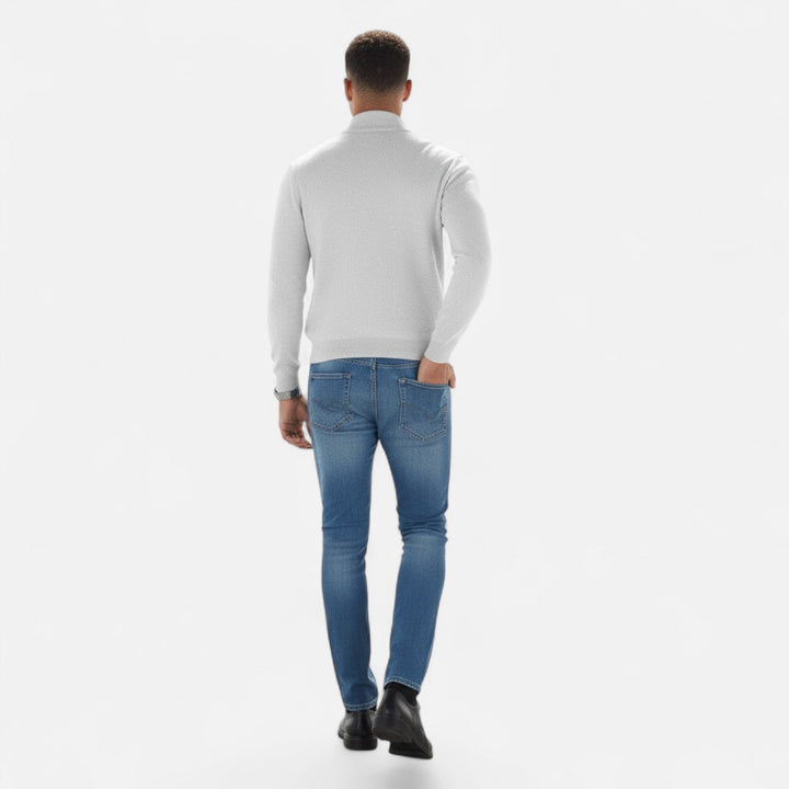 Refined men's Heritage V-Neck Pullover, zipper detail, perfect for stylish autumn layering.